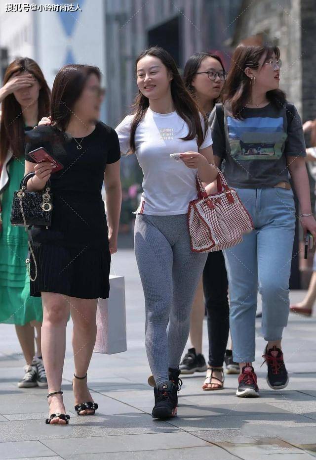 毛衣 有一种姑娘喜欢鲨鱼裤，才能减少刻板感觉，笑容甜美