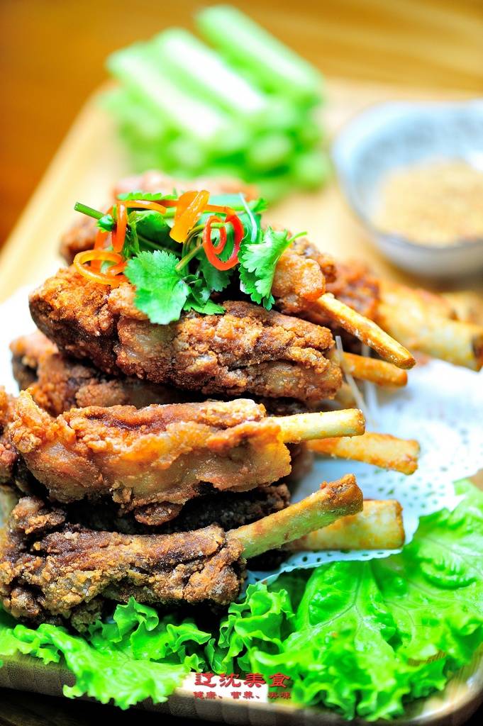 软炸羊排味道很突出,皮酥肉嫩的小羊排不亚于法式铁板羊排口感,厨师也
