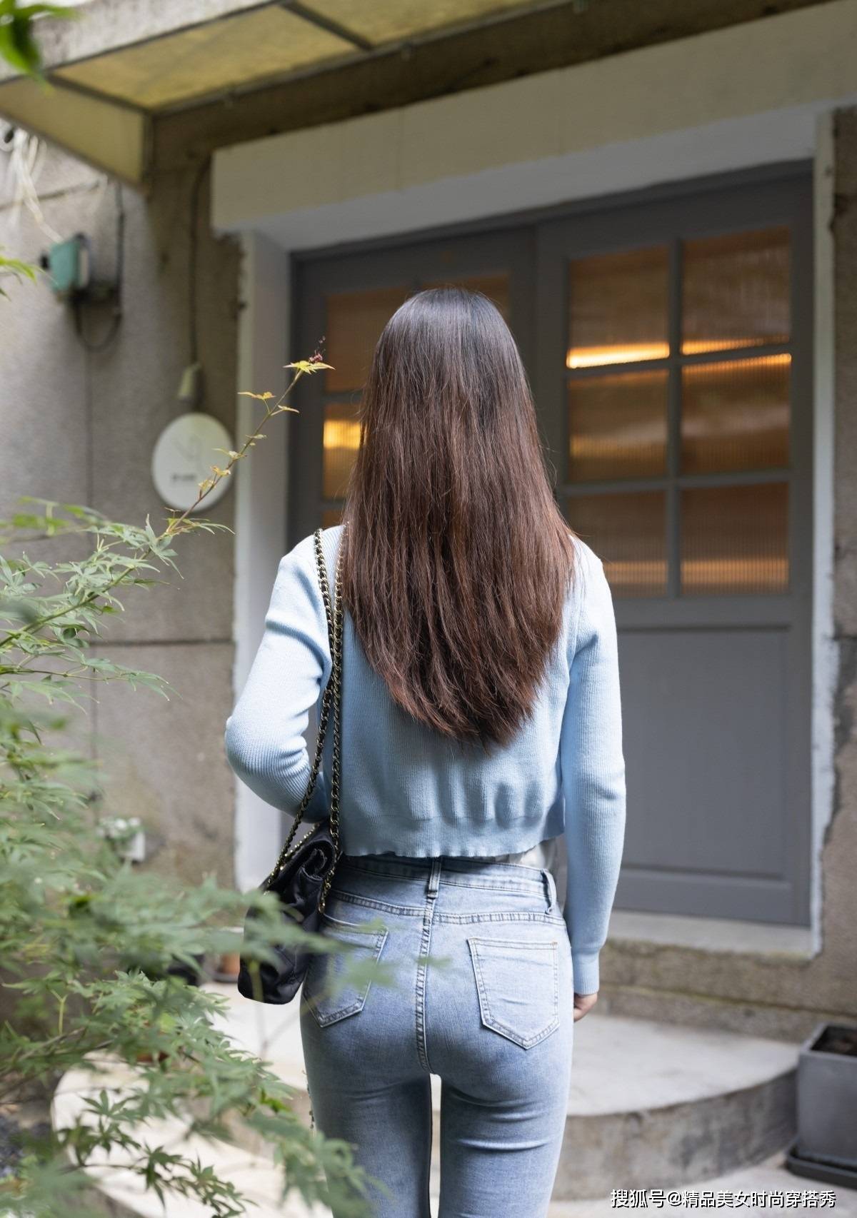 吊带 牛仔裤搭配白色吊带背心，清新减龄，优雅动人