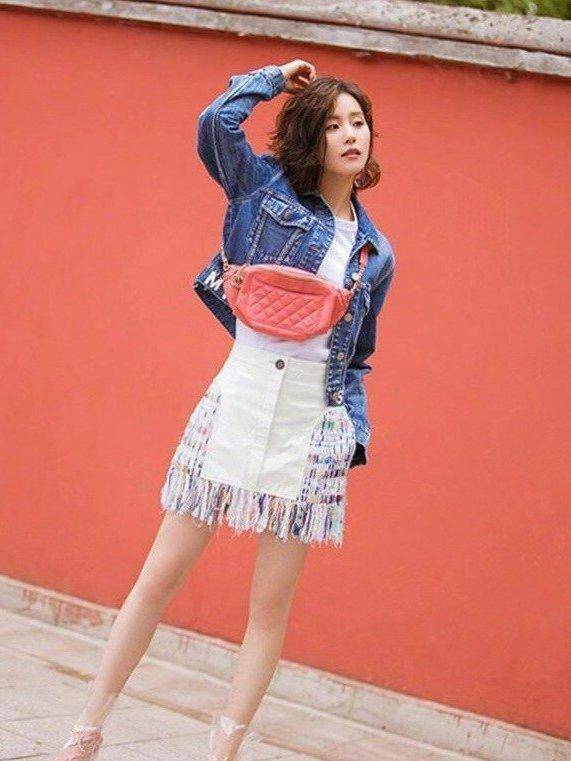 流苏 刘诗诗状态再攀高峰,穿鱼尾流苏裙优雅高级,凹凸身材比婚前还好