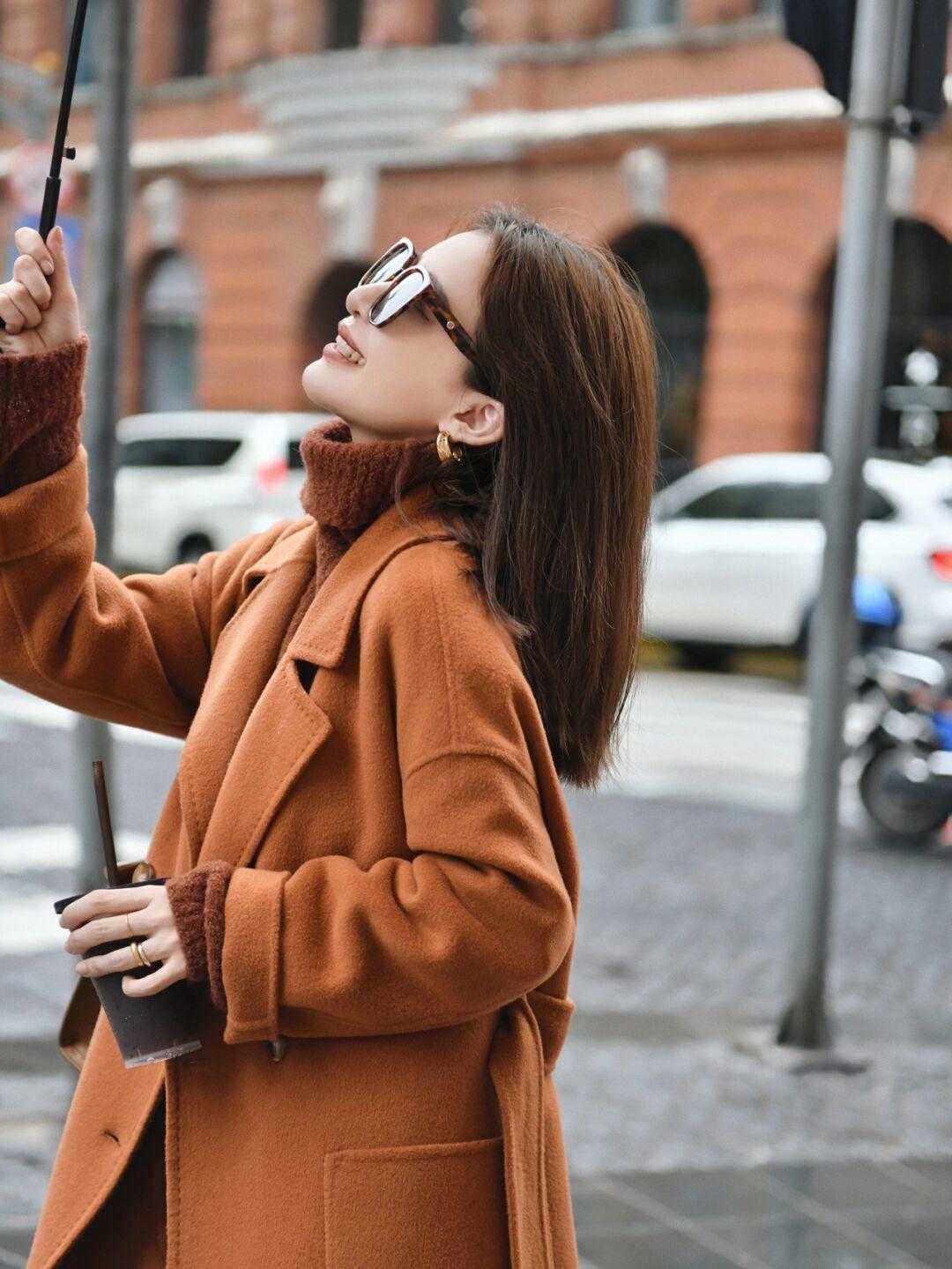 图片 秋冬季节，“高领毛衣”这样穿高级又洋气，保暖舒适不挑人