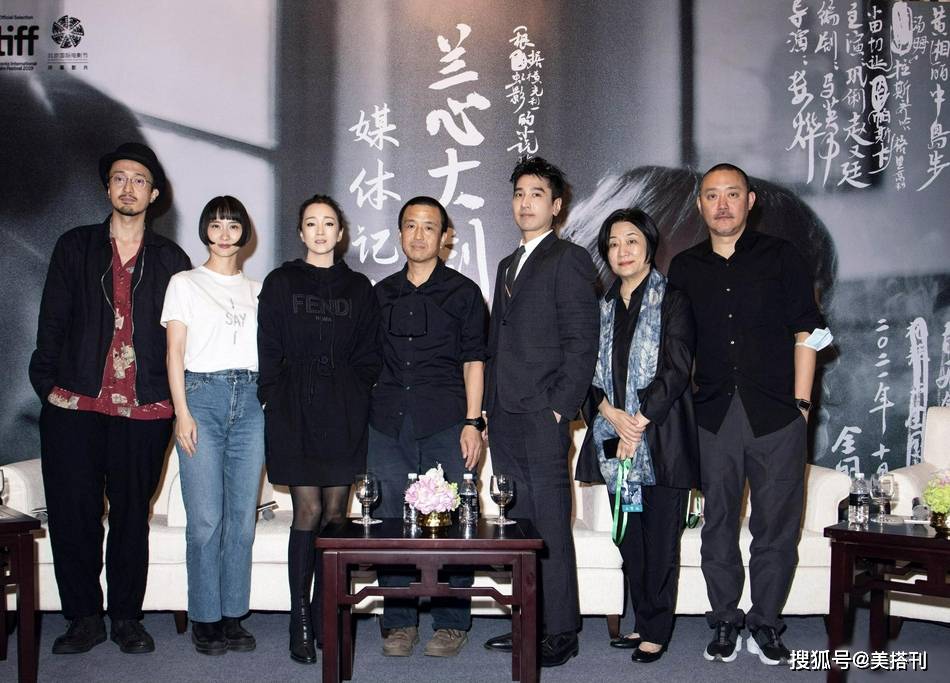 全黑 巩俐真敢穿！55岁卫衣配黑丝高筒靴，这造型一般人穿土气又媚俗