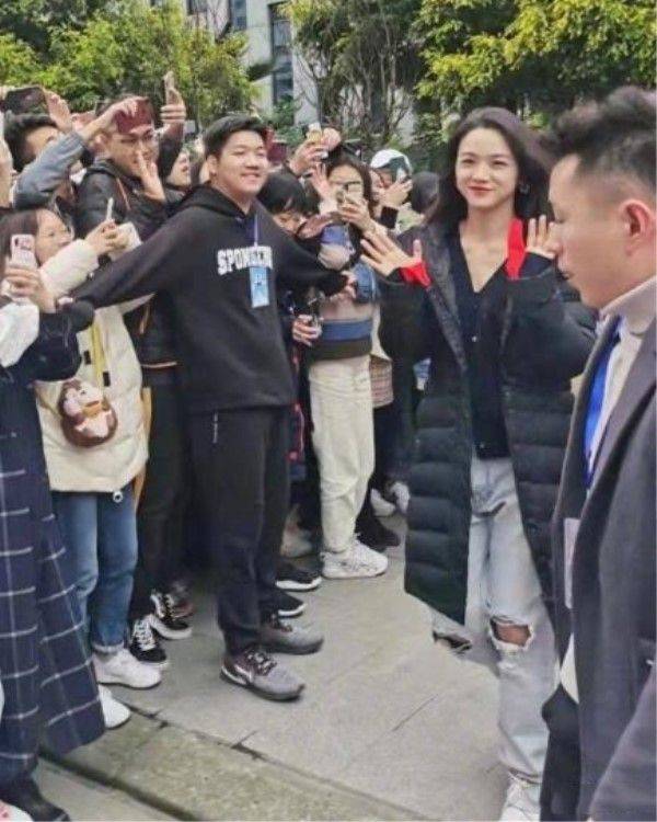 颜色 汤唯从不刻意打扮，素颜走机场还这么有气质，天生丽质就是漂亮！