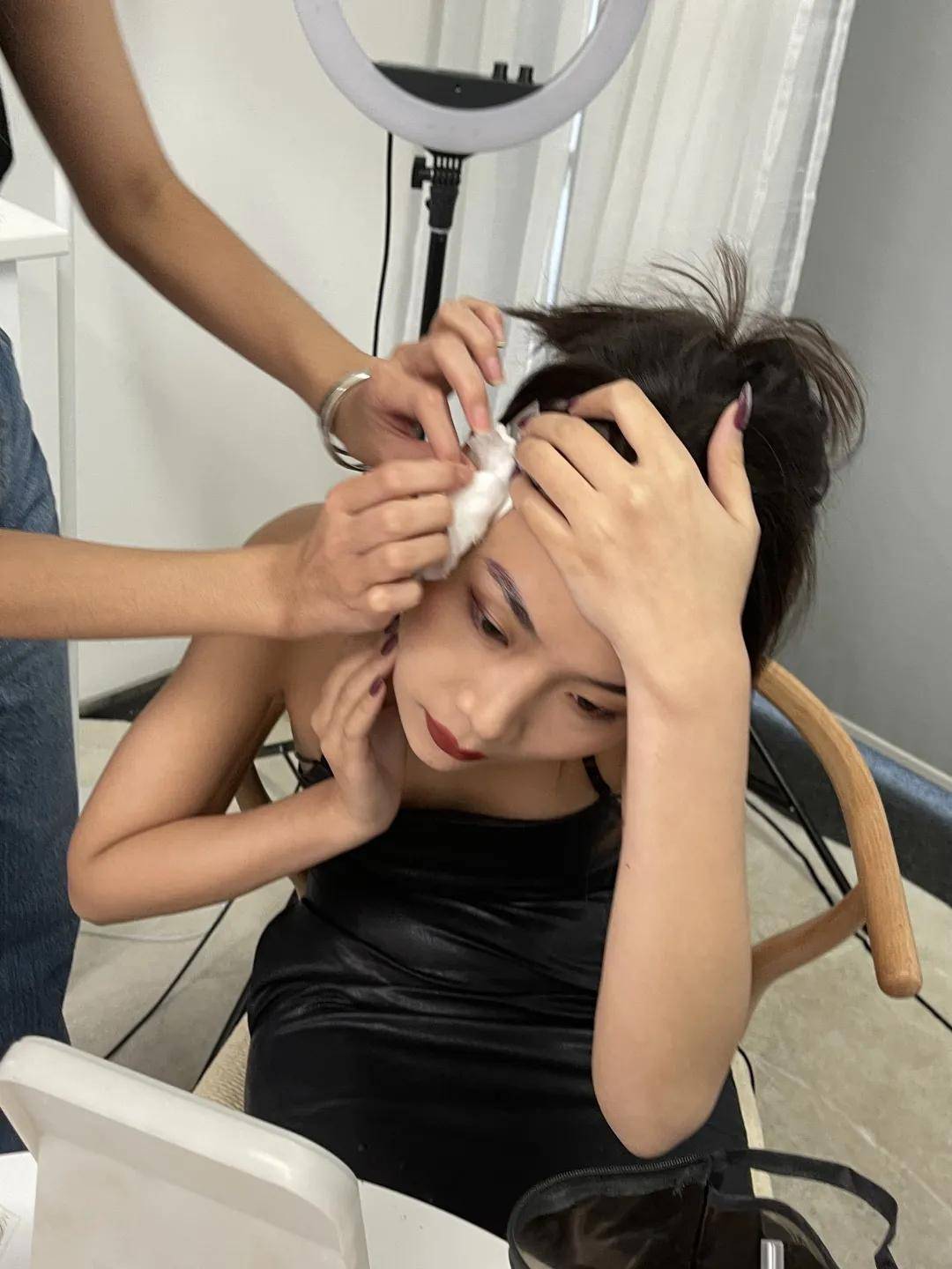 眼睛女明星人手一个的眼线贴火出圈了？这期美妆贴纸种草请收好！