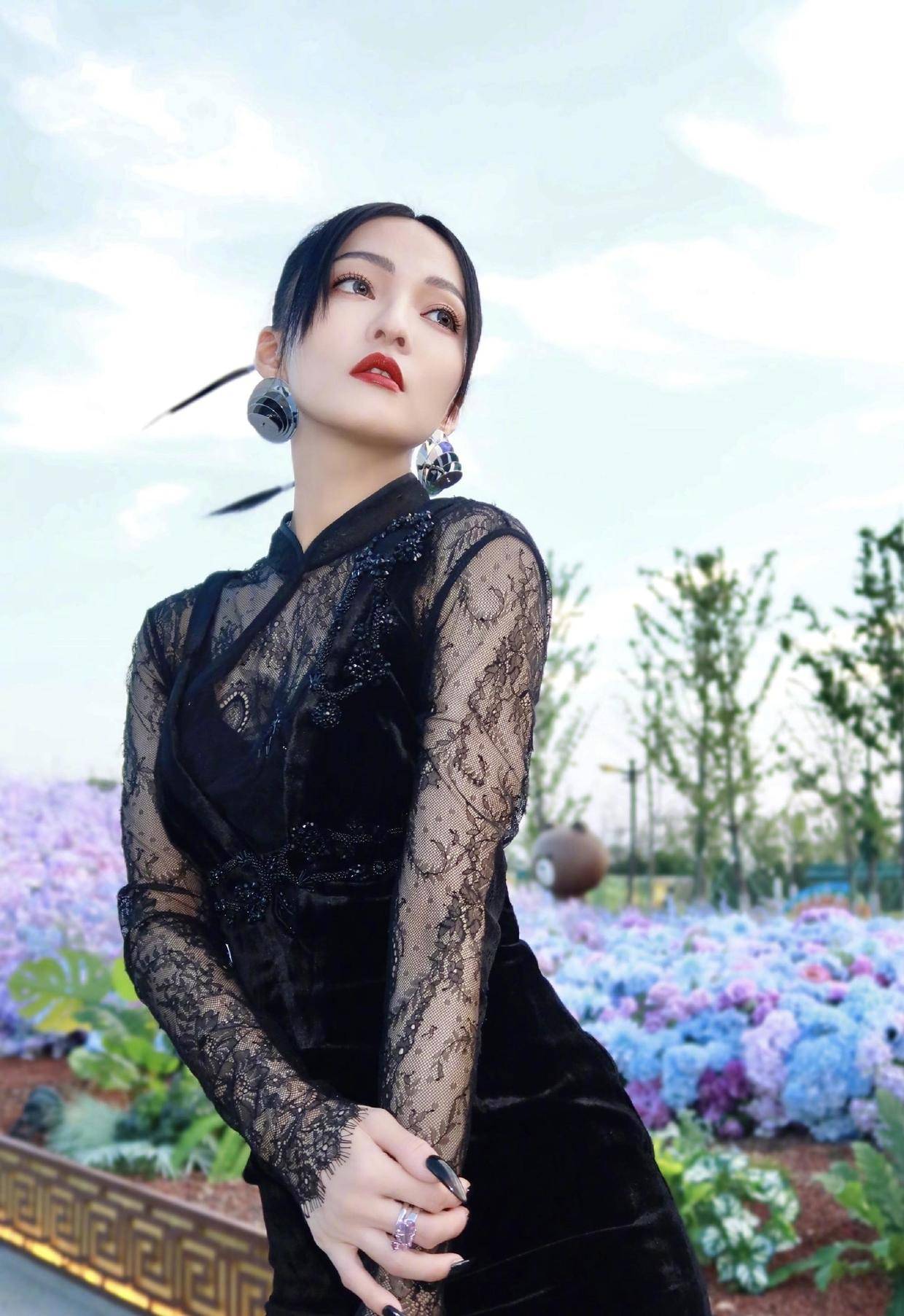 整体 张韶涵这裙子不错，“蕾丝+丝绒”，158cm身高穿出176气场