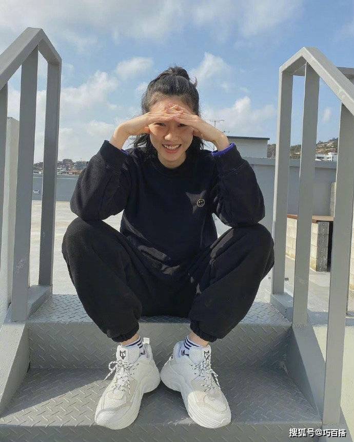 整体 《鱿鱼游戏》女主郑浩妍真会穿，时而摩登时而稚气，一点不像27岁