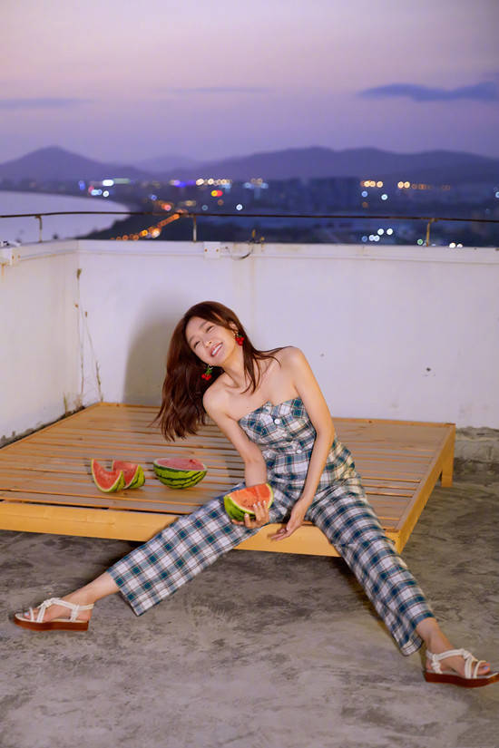 身材 秦岚减肥效果瞩目，穿西装配打底衫机场秀巴掌腰，身材明显瘦一圈