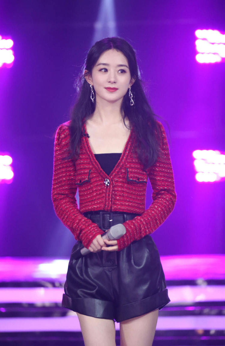 时尚女孩 简单的白衬衫在搭配了吊带外裙之后就变得层次感十足