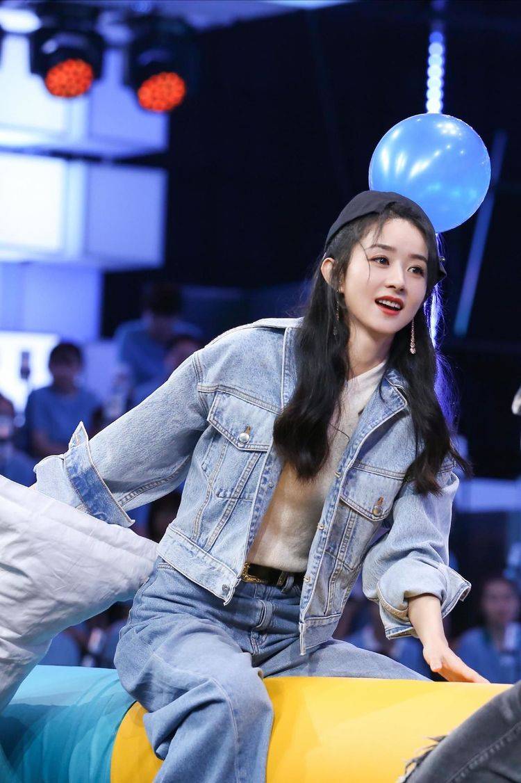 时尚女孩 简单的白衬衫在搭配了吊带外裙之后就变得层次感十足