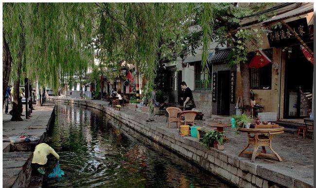 济南大明湖畔的曲水亭街：家家泉水，户户垂杨