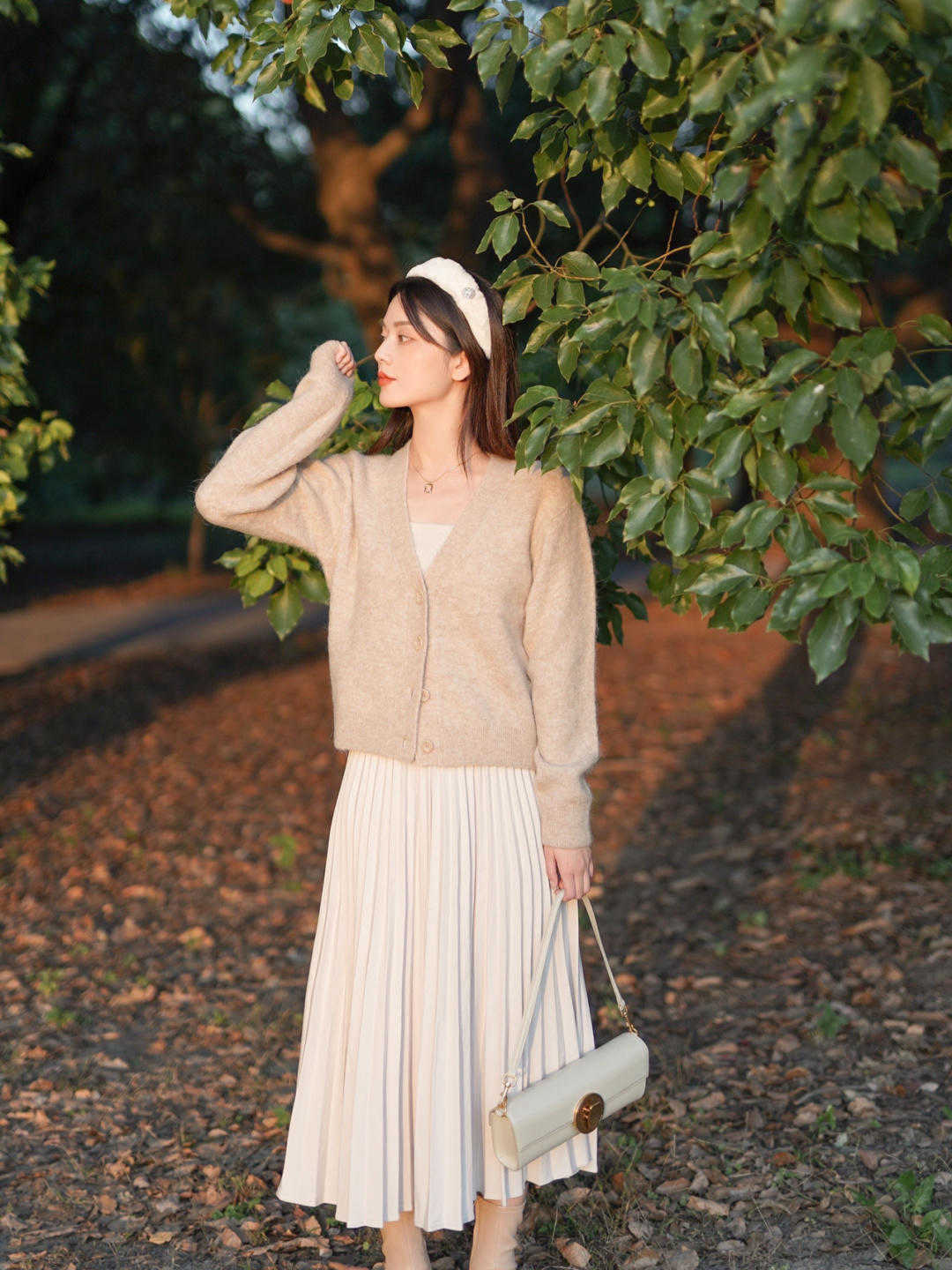 图片 秋冬的半身裙这样穿,时髦百搭又显气质,普通女生也能驾驭