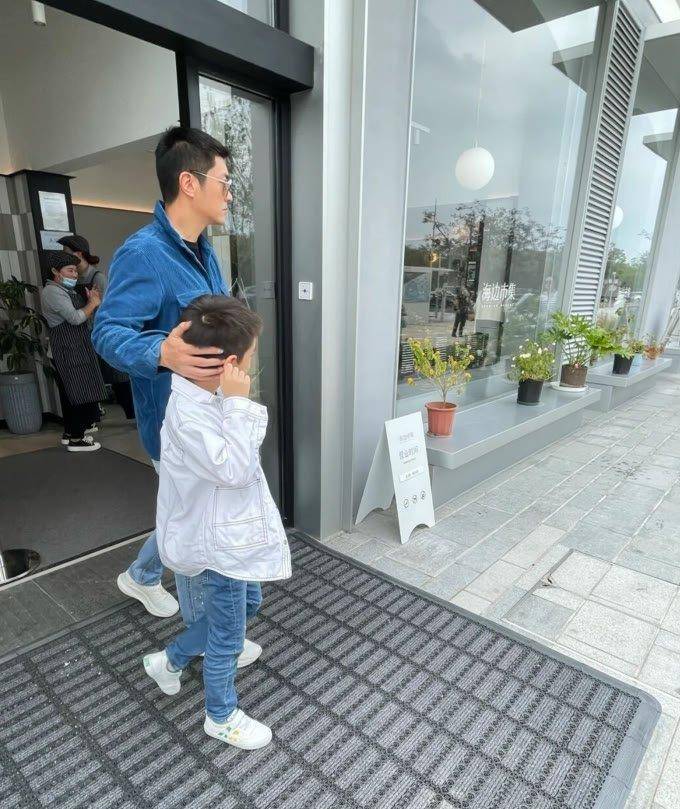 身材 网友海边偶遇杜江一家?霍思燕身材明显发福,与杜江形成鲜明对比