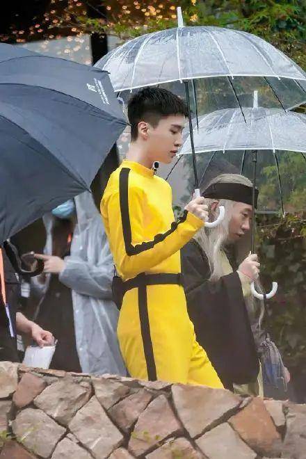 青春|门面粉丝互撕，设定、周边又陷抄袭？杨洋、范丞丞粉丝又互撕