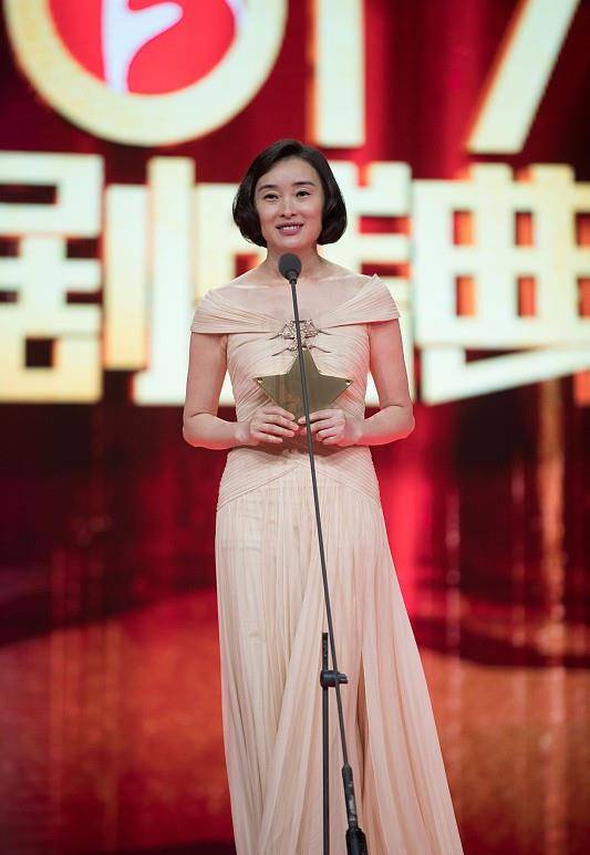 设计 吴越是气质型美女，穿的长裙看着就优雅，但发型奇怪略尴尬