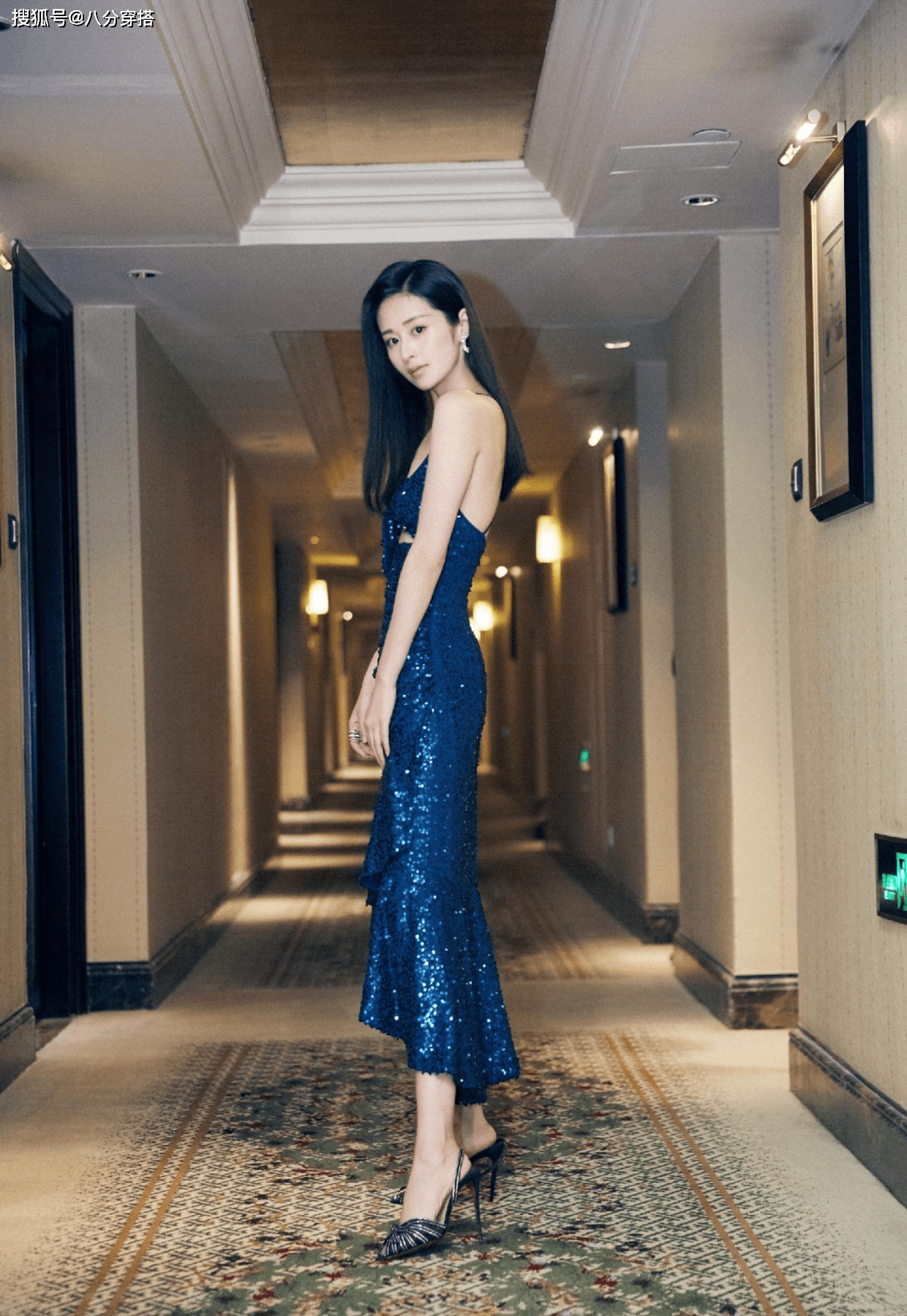 手套 瘦下来的颖儿气质真不赖,黑色礼服配丝绒手套,化身复古名媛