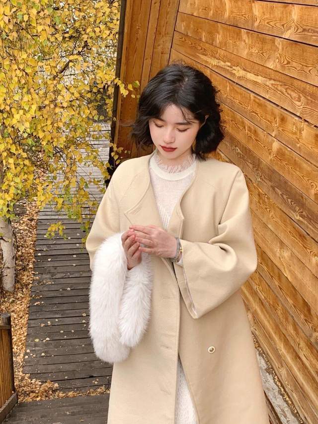 女生 这样的穿搭比较适合20岁左右的女生，穿起来法式又复古