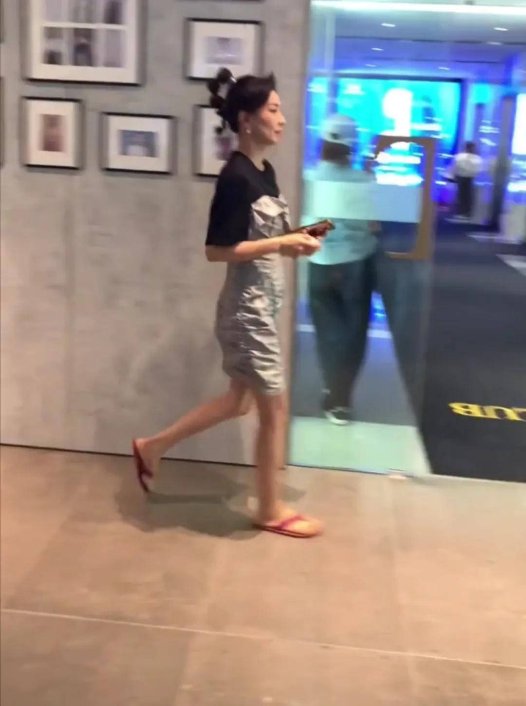 脸颊张庭尽想着穿的少女，这脸颊都凹陷没了胶原蛋白，是老阿姨了！