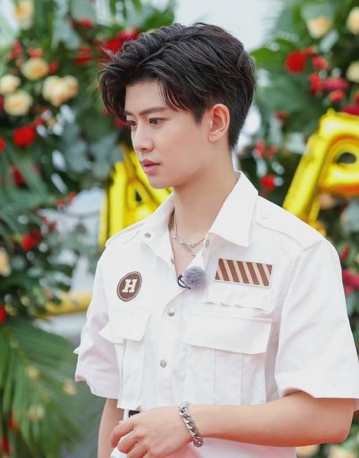 《嗨放派》穿古装,其他人都简单随意,任嘉伦却一看就是专业的!_披风