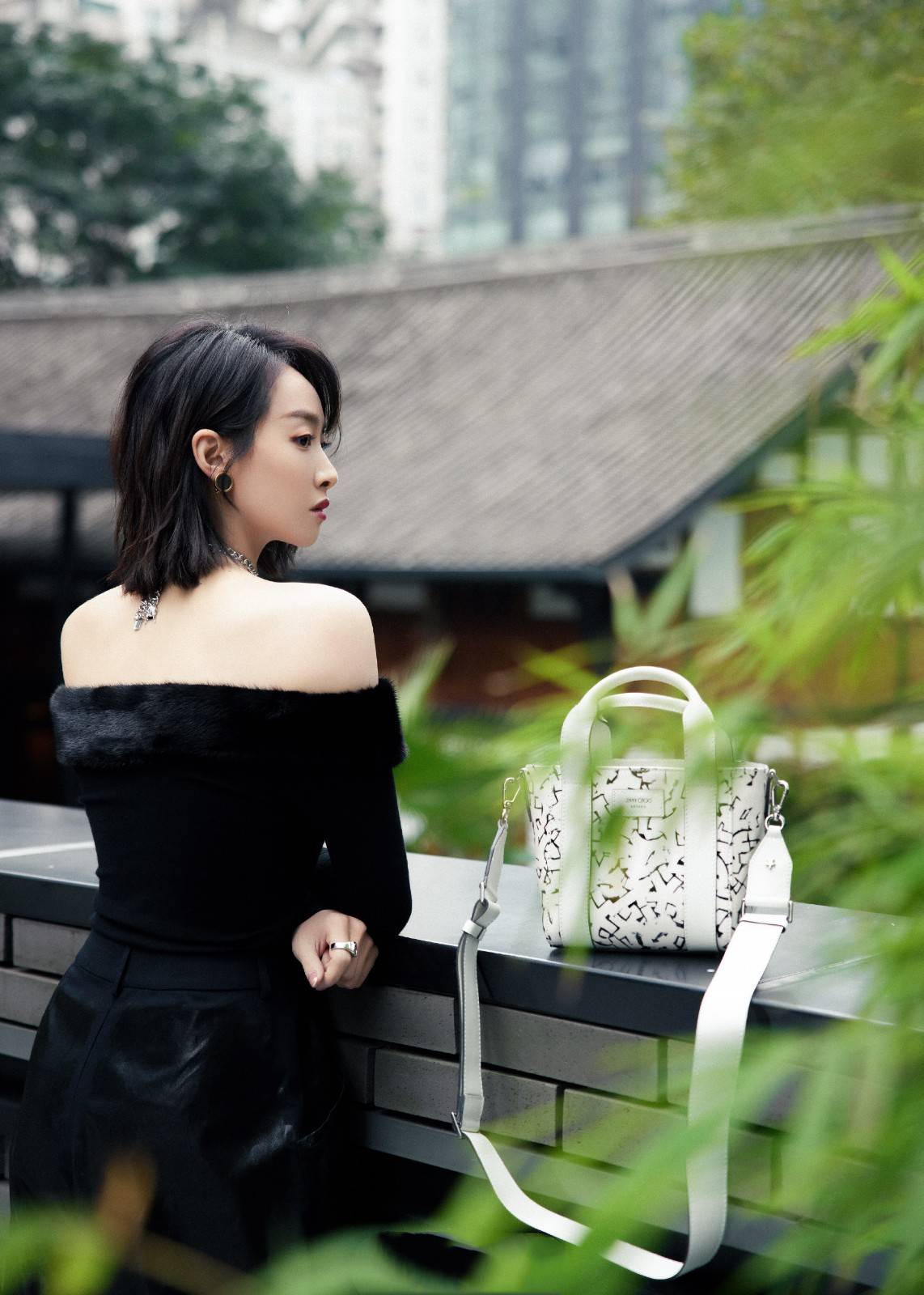 一身 ?宋茜穿衣好性感，穿一字肩秀锁骨，时髦中透着知性美，真时尚