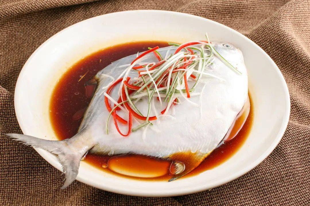 香煎马鲛鱼鲜美非凡通常搭配香菇,肥肉丝一起清蒸鲳鱼富含脂肪,肉质