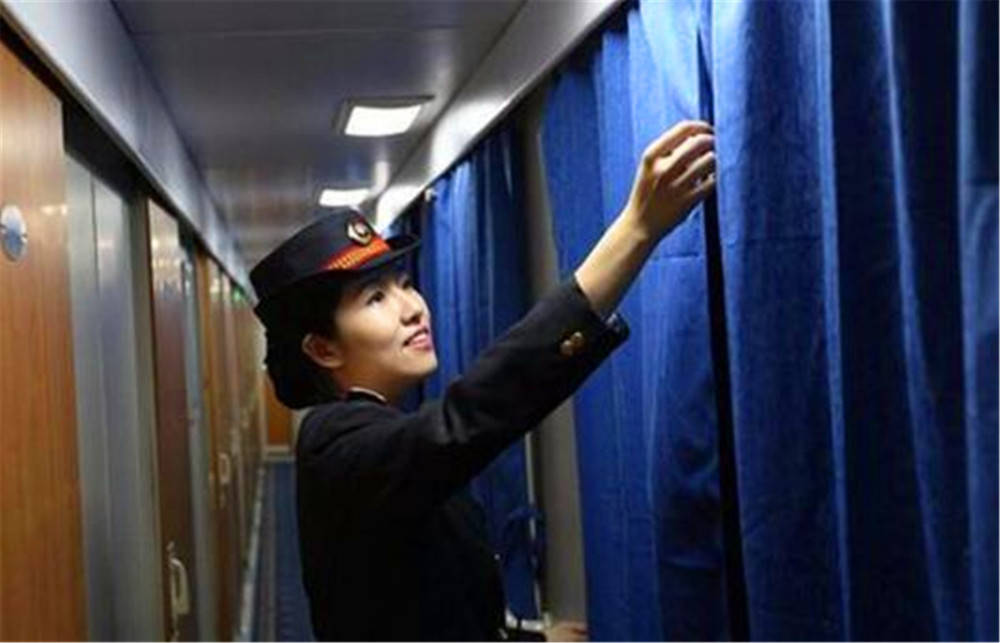 坐火车夜晚经过某些站时，乘务员会强制要求拉上窗帘，这是为何