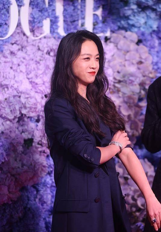 周冬雨 VOGUE红毯，杨幂童瑶换发型翻车，汤唯压轴性感出圈，宋佳胖变形