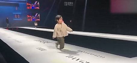 网友 小朋友参加服装秀，走路太嚣张，疑似要打架笑翻网友