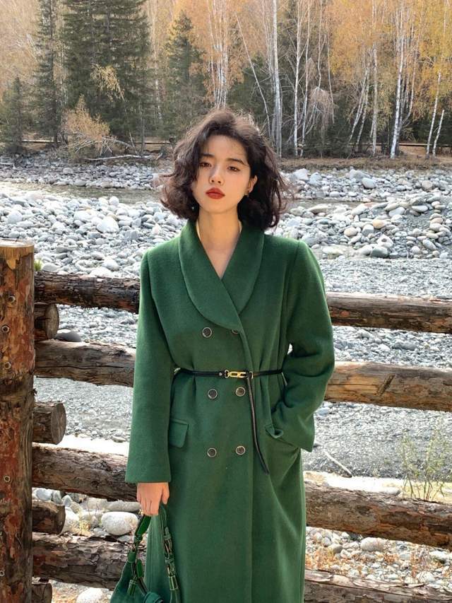 女生 这样的穿搭比较适合20岁左右的女生，穿起来法式又复古