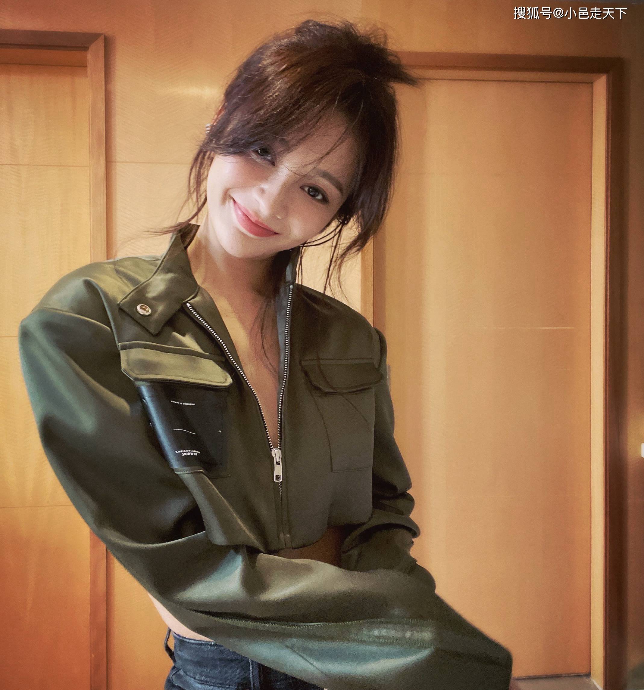 王一菲绿色衬衣高马尾性感写真