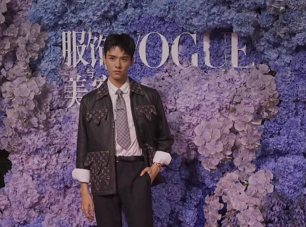 杨幂《VOGUE》盛典红毯：刘雯上衣像窗帘布，宋茜穿得仿佛要出海捕鱼