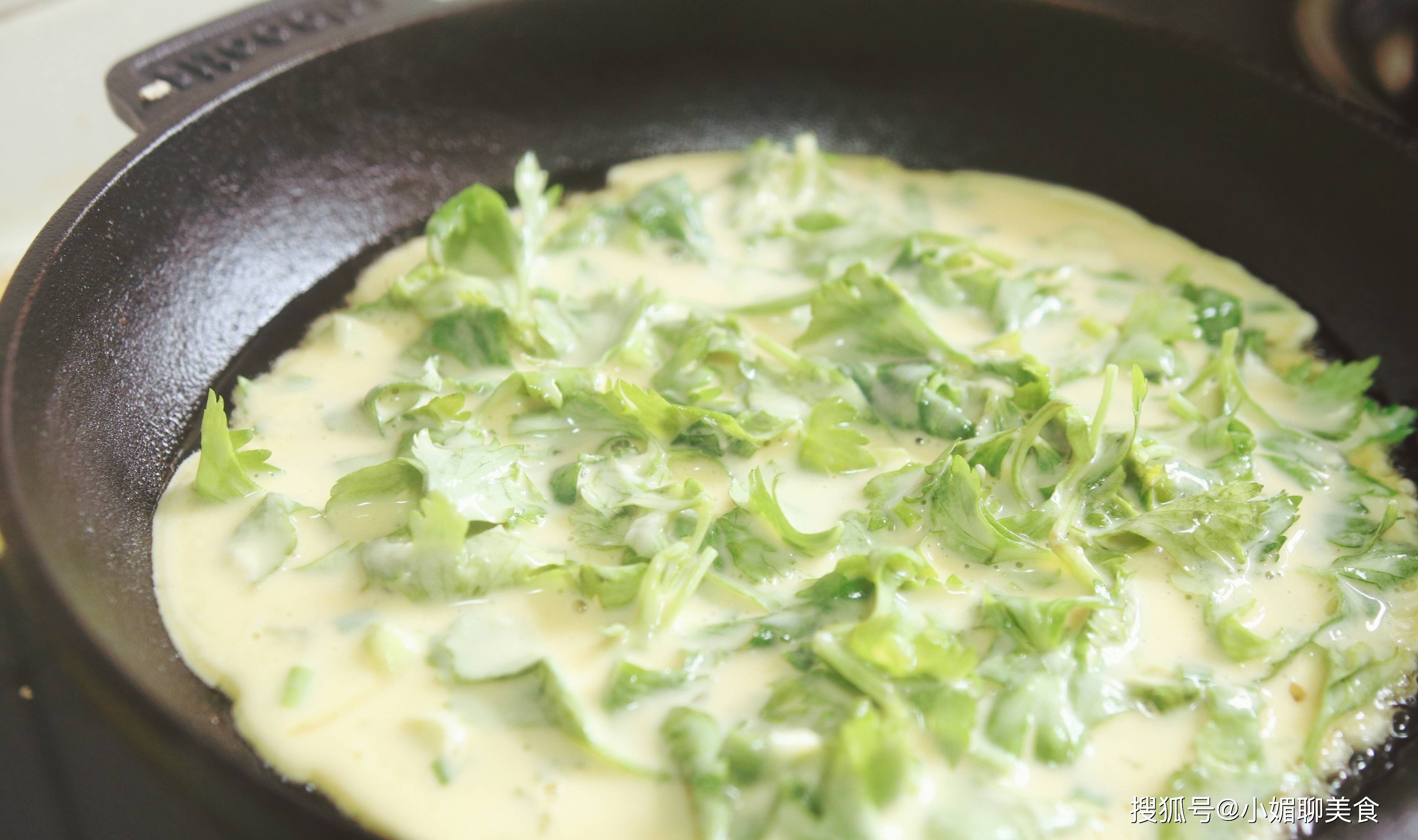 美食|芹菜叶别扔了，教你做芹菜叶鸡蛋饼，秒变色香俱全的营养早餐