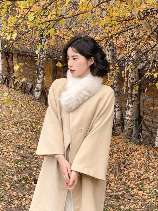 女生 这样的穿搭比较适合20岁左右的女生，穿起来法式又复古