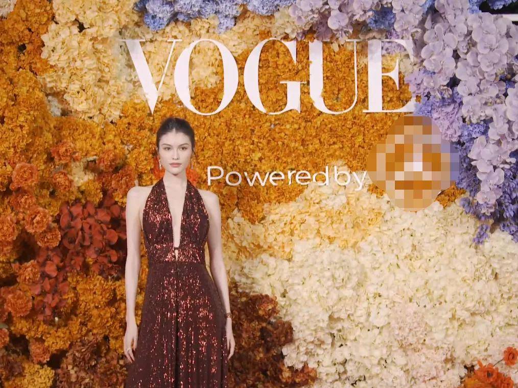 杨幂《VOGUE》盛典红毯：刘雯上衣像窗帘布，宋茜穿得仿佛要出海捕鱼