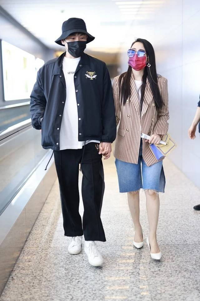 西装 52岁伊能静和42岁秦昊走机场,两人各穿各的,这造型看起来真不搭