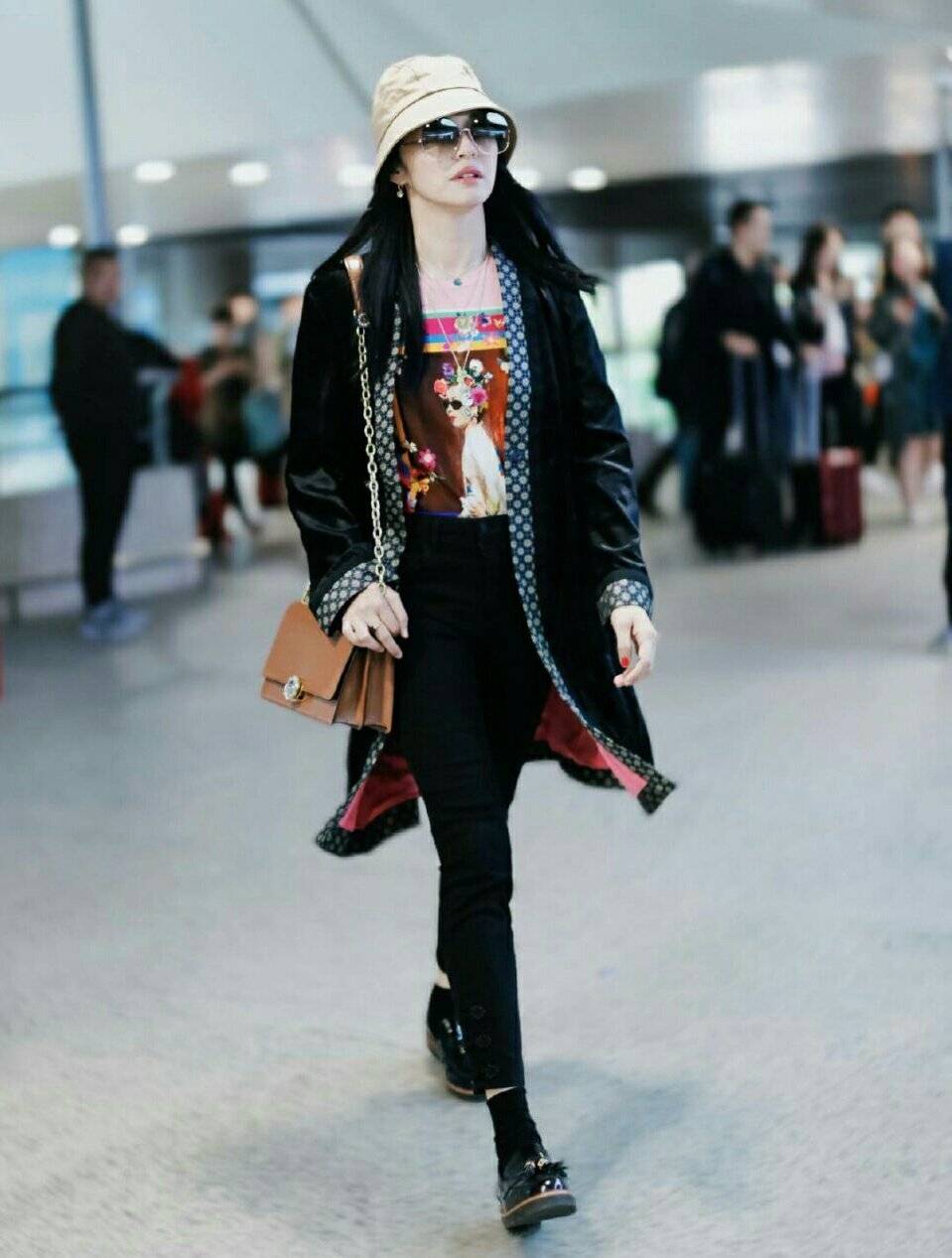 姚晨 又被姚晨给惊艳到了，穿格子风衣配宝蓝高跟鞋，优雅气质不输超模