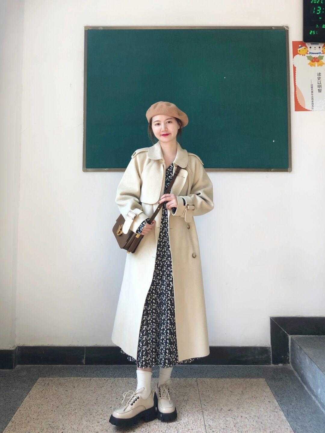 季节 秋天怎么穿洋气又保暖？建议大衣+碎花裙，优雅大方有韵味