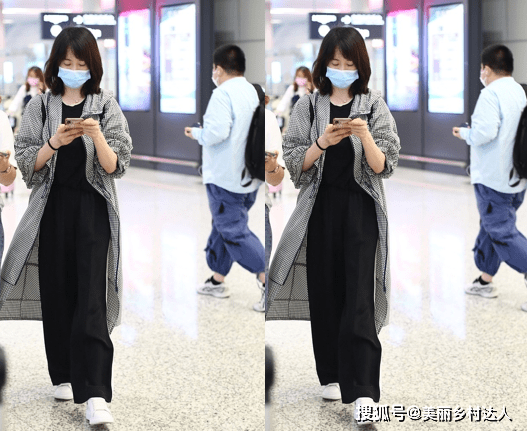 左小青 “阔太”左小青出街太没架子，穿格子外套真随意，素颜状态更像30