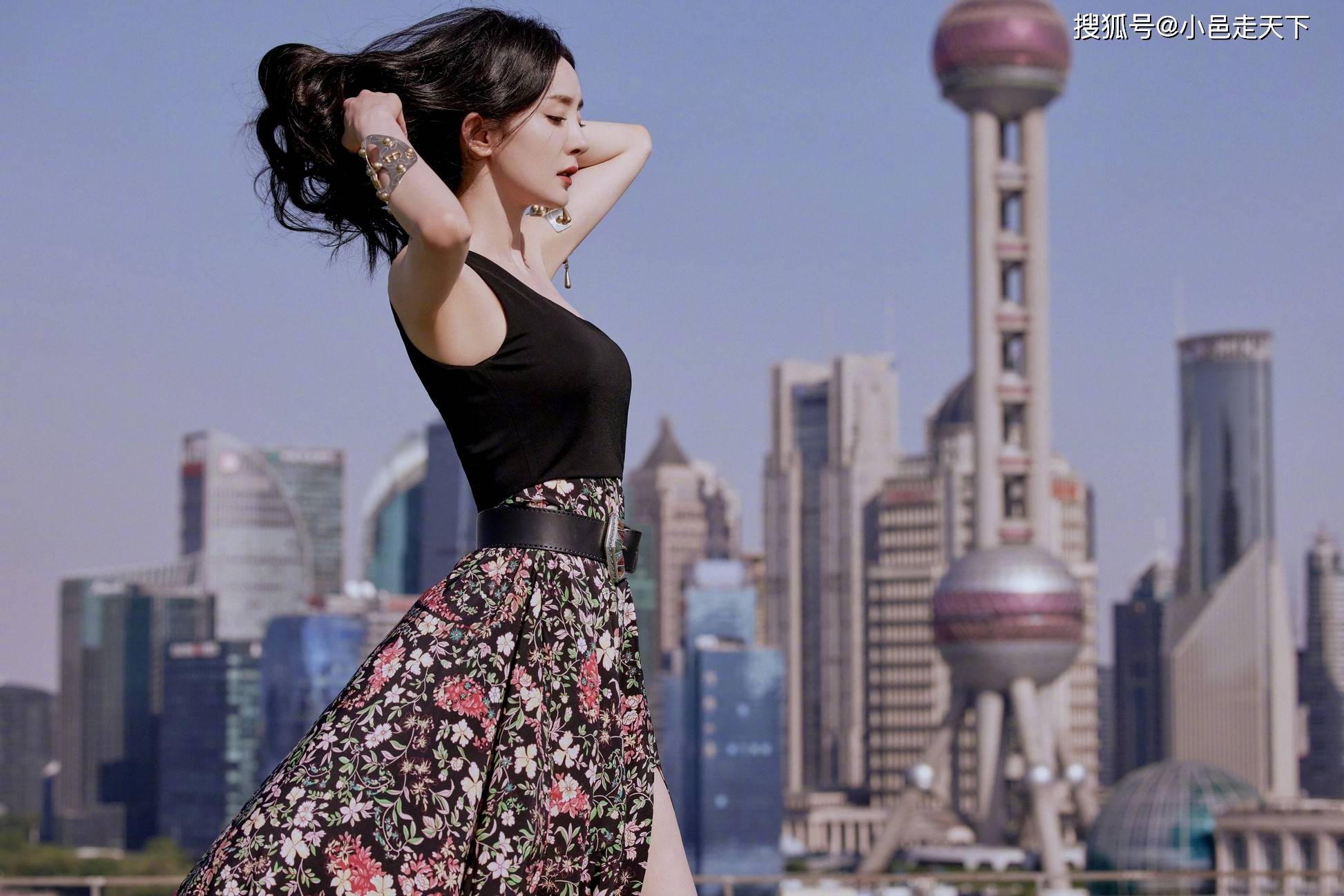 杨幂大长腿性感写真