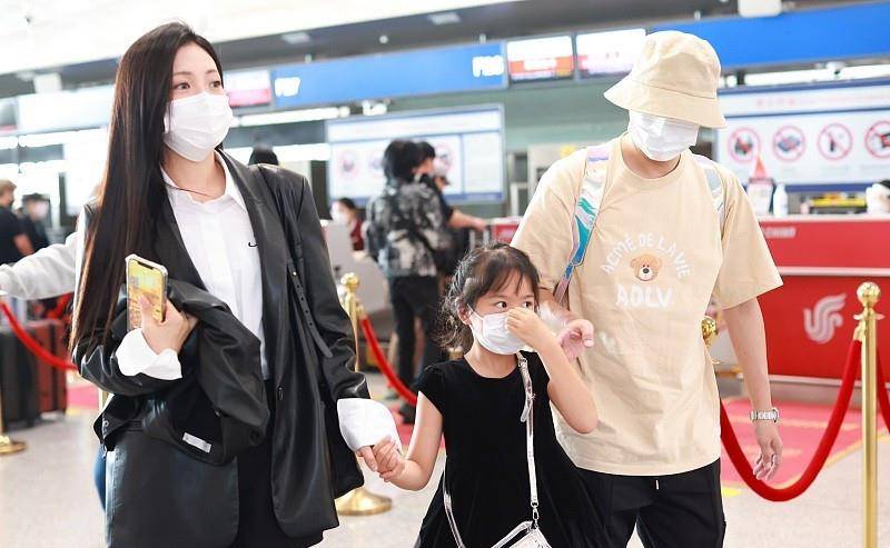 身材 包贝尔一家三口出行，老婆穿黑外套配黑丝，身材好的让人羡慕