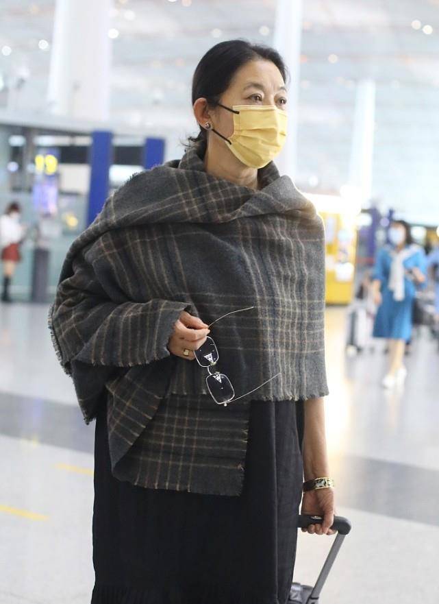 黑色 倪萍穿出“妈妈风”的感觉，黑色长裙配格纹披肩，素雅低调挺艺术