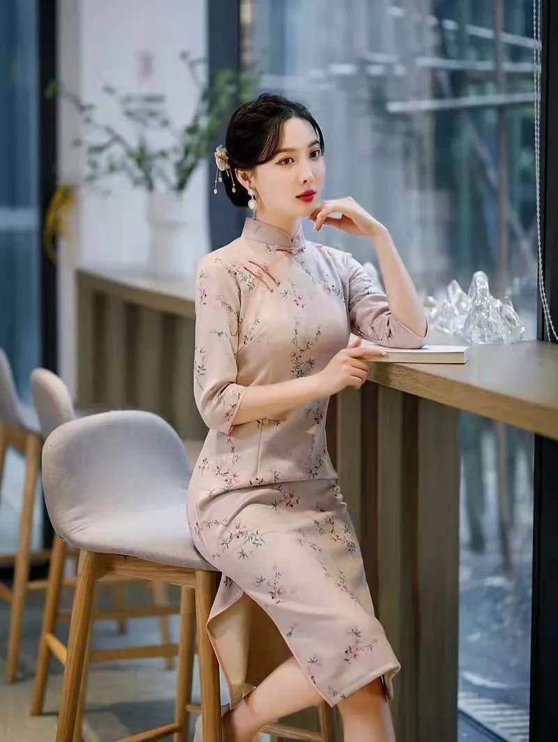 美得 秋天穿旗袍，蕴藏在岁月里的女人味，学会这样穿搭，美得惊艳时光