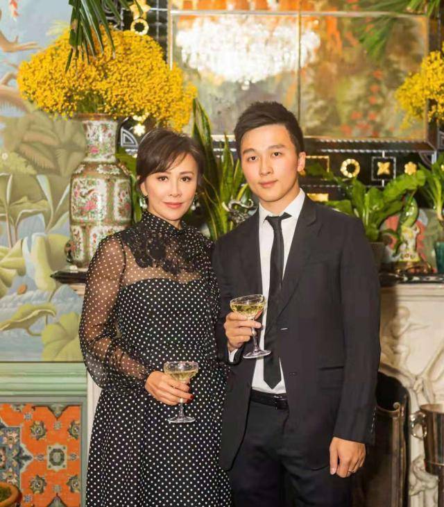 米色刘嘉玲身材发福走样,剪款超短发撑气场,53岁还想和少女一样嫩