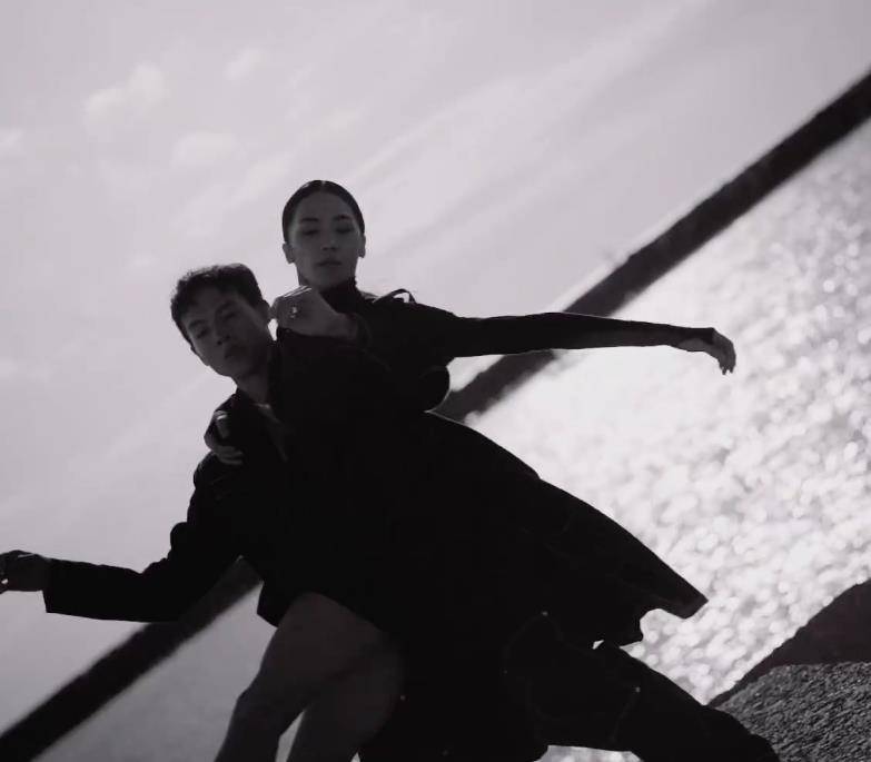 演员尹昉宣布当爹,晒一家三口合照幸福满满,台湾妻子身份首曝光