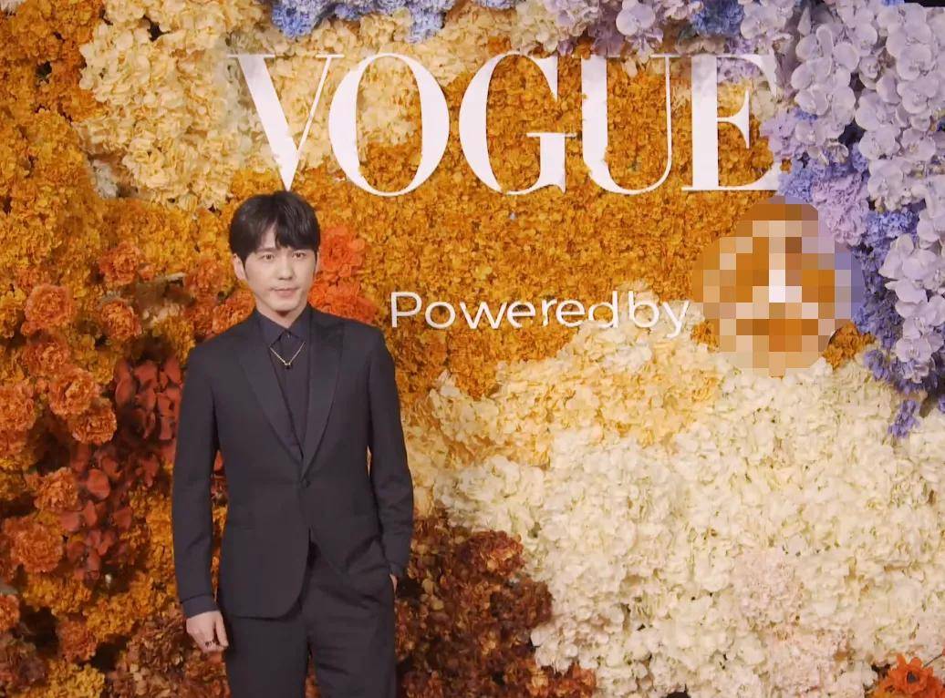 杨幂《VOGUE》盛典红毯：刘雯上衣像窗帘布，宋茜穿得仿佛要出海捕鱼