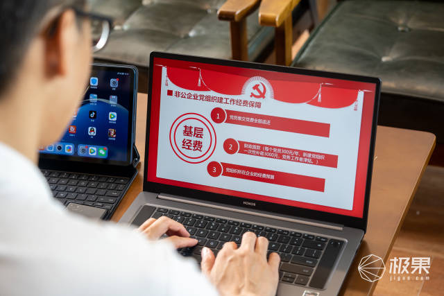 工作随时随地高效输出，数码博主出差途中也能过过“手”瘾