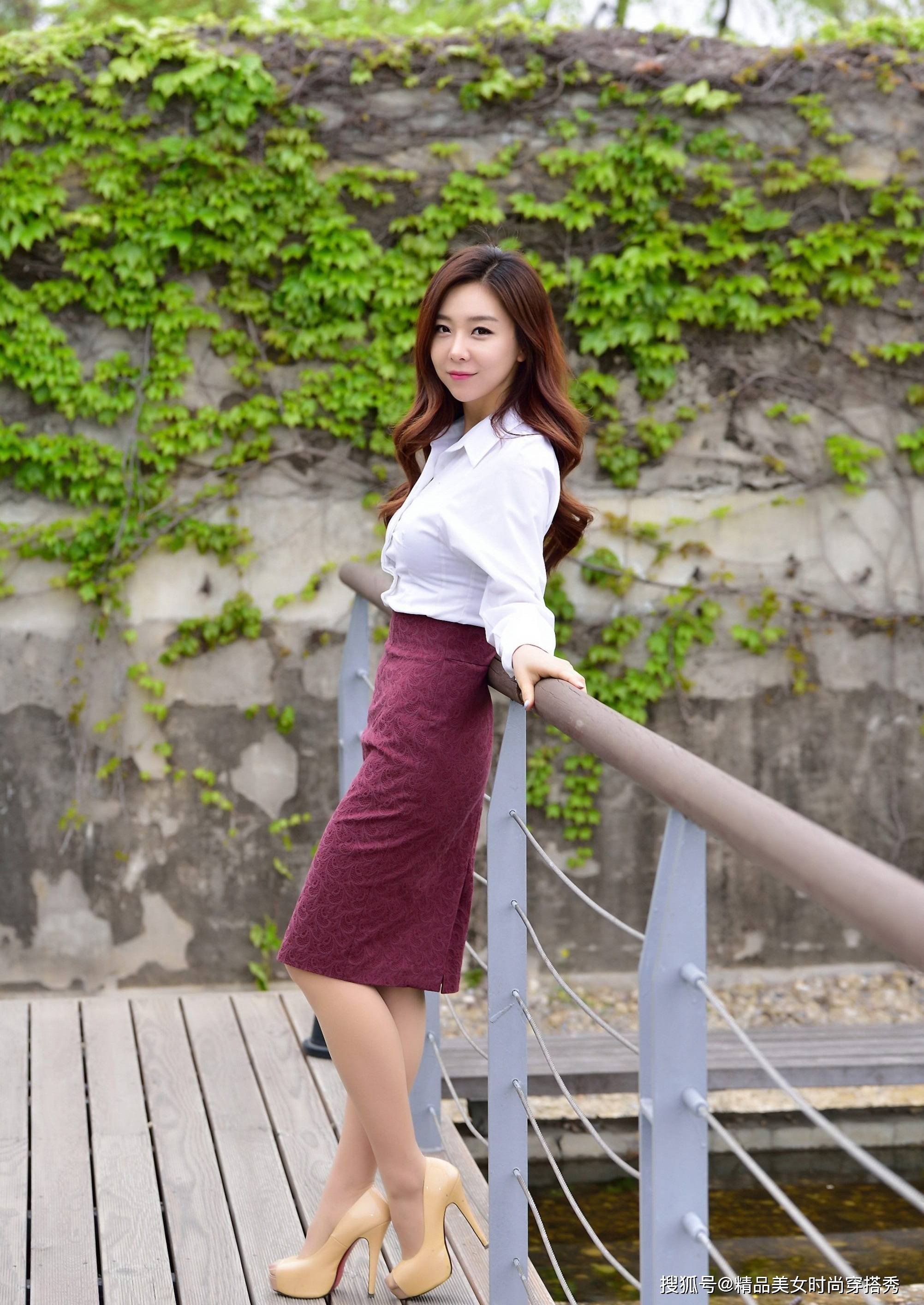 长度 白色衬衫搭配高腰的枣红色半身裙,时尚吸睛,走起路来优雅从容