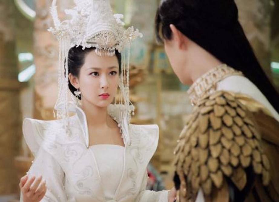 夏雪|杨紫晒库存自拍照，不受《余生》延期的影响：出名很早，未来很长2