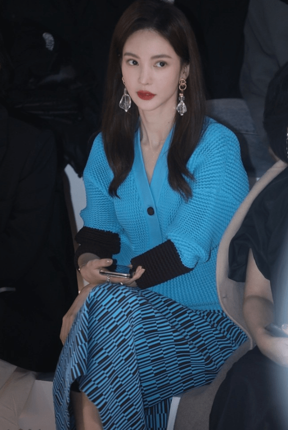 都能 金晨不咋适合穿宽松衣服，看着有点没撑起来，但蓝色是真挺显白的