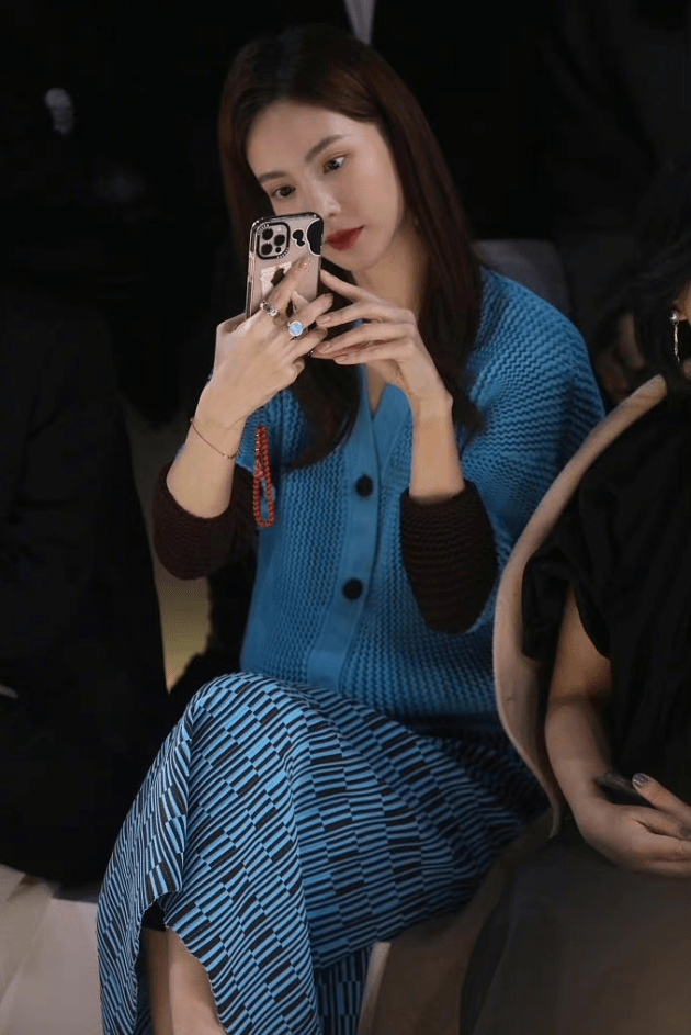 都能 金晨不咋适合穿宽松衣服，看着有点没撑起来，但蓝色是真挺显白的