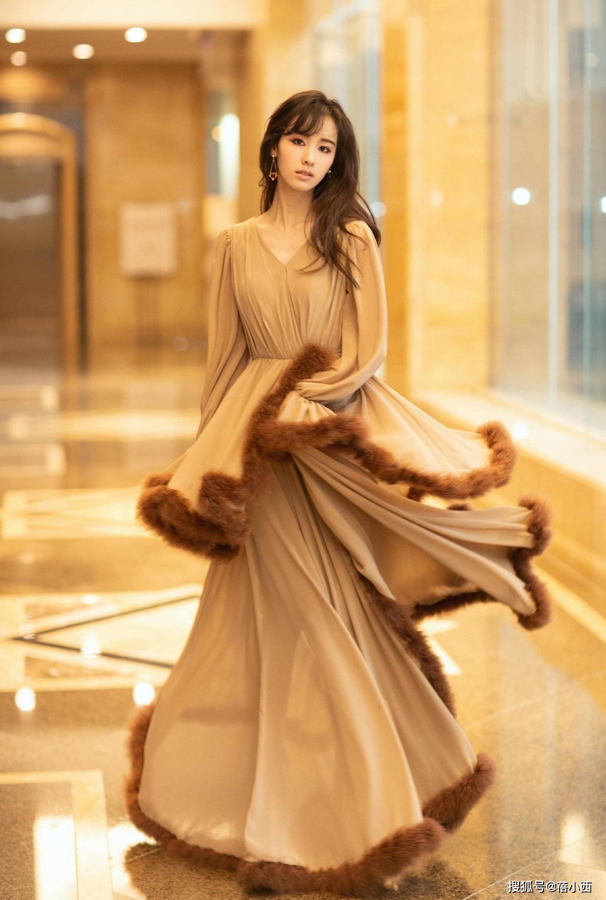 身材 陈都灵真不愧是“南航校花”，穿吊带鱼尾裙配长卷发，气质太惊艳